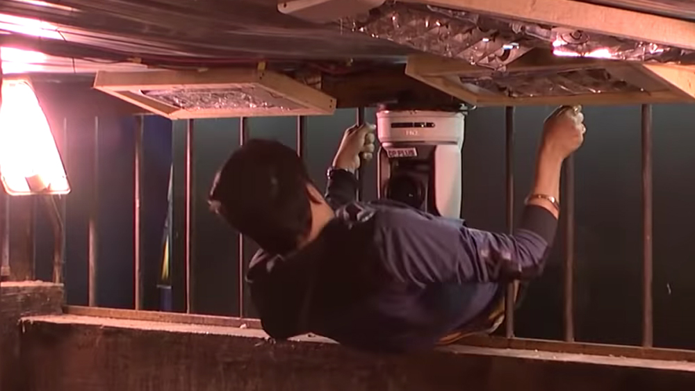 বিগ বস-এর প্রতিযোগীদের জন্য থাকে মোটা অঙ্কের জরিমানার আশঙ্কা। কোনও কারণ ছাড়া শো ছাড়লে অথবা কাউকে বিগ বস নিজেই বহিষ্কার করলে সেই প্রতিযোগীকে দিতে হবে দু’ কোটি টাকা।