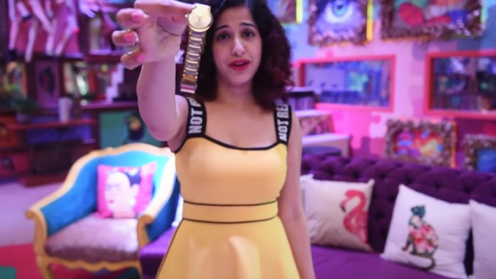 বিগ বস-এর সেটে ঘড়ির প্রবেশ নিষিদ্ধ। সেটে কোনও ঘড়ি নেই। প্রতিযোগীদের সঙ্গেও ঘড়ি থাকে না। সূর্যের অবস্থান দেখে প্রতিযোগীদের সময় আন্দাজ করে নিতে হয়।