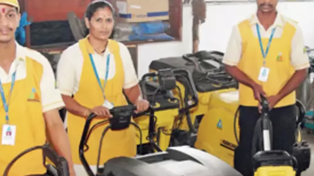 বিগ বস-এর প্রতিযোগীরা ঠিকমতো ঘর সাফাই না করলে ময়দানে নামেন স্বয়ং বিগ বস। তিনি পেশাদার হাউজ কিপিং-এর লোক পাঠিয়ে বাড়ি পরিষ্কার করান।