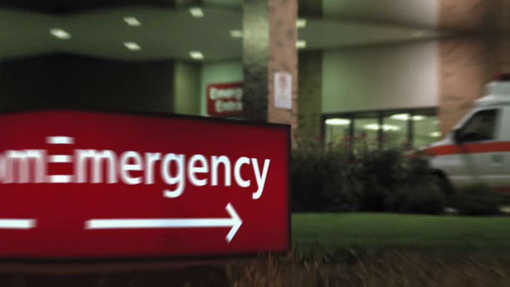 জরুরি অবস্থার মোকাবিলার জন্য বিগ বস-এর সেটে সর্বক্ষণ থাকেন একজন চিকিৎসক, একজন মনোবিদ। হাজির থাকে একটি অ্যাম্বুল্যান্স-ও। যাতে কেউ অসুস্থ হলে দ্রুত পদক্ষেপ করা যায়।