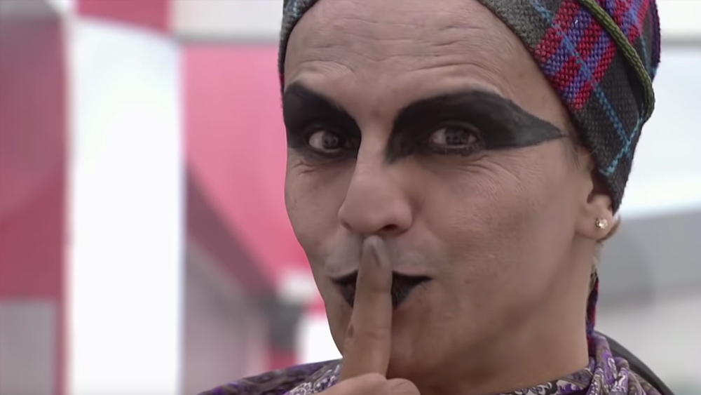 বিগ বস-এর বাড়িতে কোনও মেক আপ শিল্পী থাকেন না। প্রতিদিন প্রতিযোগীরা নিজেরাই নিজেদের সাজান। শুধুমাত্র ফাইনালের দিন তাঁদের জন্য মেক আপ শিল্পী এবং পোশাকের ব্যবস্থা করা হয়।