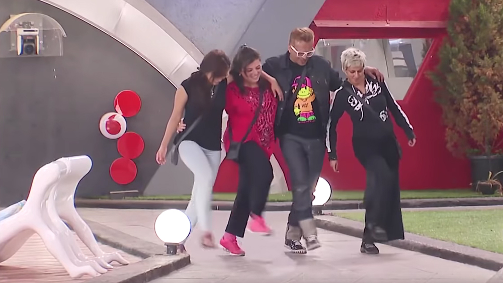 বিগ বস-এ শনিবার হল ছুটির দিন। সে দিন শুটিং বন্ধ। যদি বড়সড় কোনও ঝামেলা হয় প্রতিযোগীদের মধ্যে, তবে আলাদা কথা। সেটা শুটিং করে দেখানো হয় সোমবারের দৃশ্যের সঙ্গে। সাধারণত শনিবার রাখা হয় যাতে প্রতিয়োগীরা সেদিন ব্যক্তিগত কাজ সারতে পারেন।