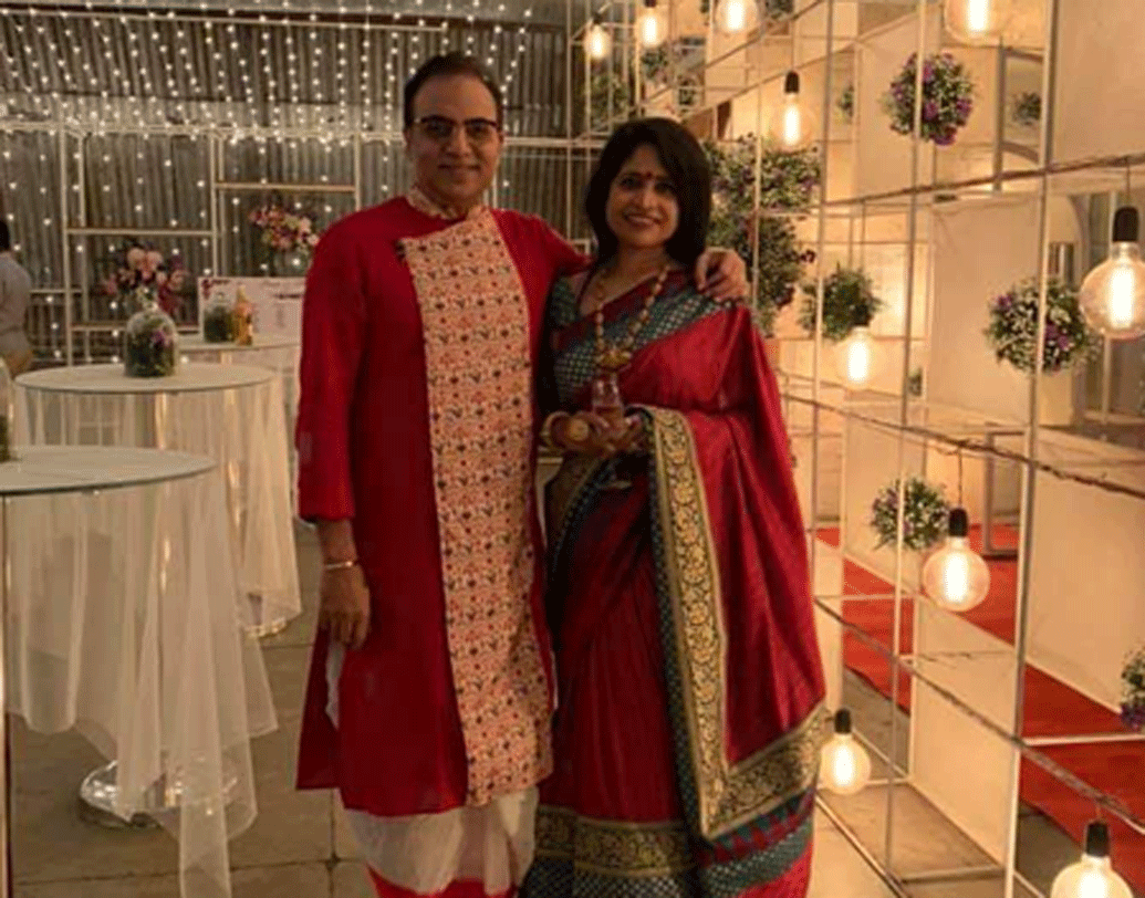 শনিবার রেজিস্ট্রির অনুষ্ঠানে উপস্থিত ছিলেন টলিপাড়ার চেনা মুখরা। ছিলেন সস্ত্রীক অরিন্দম শীলও। জুনের দুই সন্তান শিবেন্দ্র এবং শিবাঙ্গিনীও সামিল হয়েছিল অনুষ্ঠানে। ছোটবেলা থেকে তাদের একা হাতে বড় করেছেন মা। এই সুখের অনুষ্ঠানে মায়ের পাশে দাঁড়িয়েছে তারা।