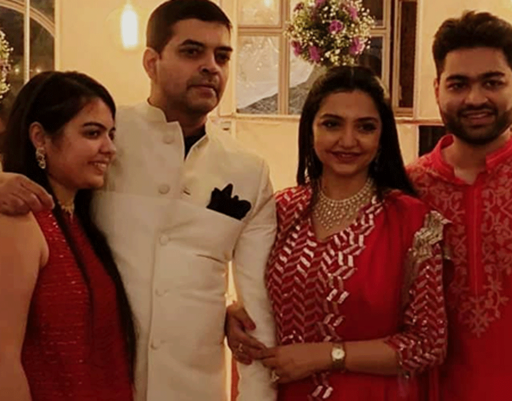 ২৪ জুন দার্জিলিঙে জন্ম জুনের। মুম্বইয়ের অক্সিলিয়াম কনভেন্ট স্কুলে তাঁর পড়াশোনা। তারপর কলকাতা বিশ্ববিদ্যালয় থেকে স্নাতক হন।