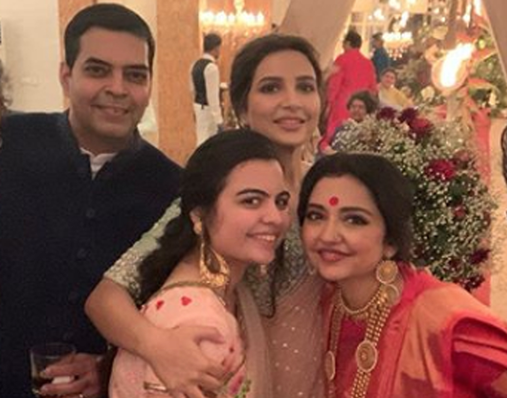 ছোট থেকেই নাকি জুনের মাথায় ভীষণ দুষ্টুবুদ্ধি ঘোরাফেরা করত। একবার স্কুলে পড়ার সময় বাড়ির ল্যান্ড ফোনে এক বয়ফ্রেন্ডের সঙ্গে কথা বলতে গিয়ে নাকি ধরা পড়ে গিয়েছিলেন তিনি। মা খুব বকাবকি করেছিলেন।