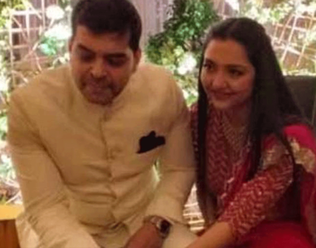 গত শনিবার অবশেষে তাঁদের সেই দীর্ঘদিনের সম্পর্ক পরিণতি পেল। শনিবারের অনুষ্ঠানে জুন পরেছিলেন লাল রঙা সালোয়ার, সঙ্গে মানানসই জুয়েলারি। কম যান না সৌরভও। পাল্লা দিয়ে তিনিও পরেছিলেন ঘিয়ে রঙের কুর্তা। এক সঙ্গে ফ্রেমবন্দিও হয়েছেন তাঁরা। হাতে হাত রেখে দু’জনে এক সঙ্গে চলার অঙ্গীকার করেন ওই দিন।