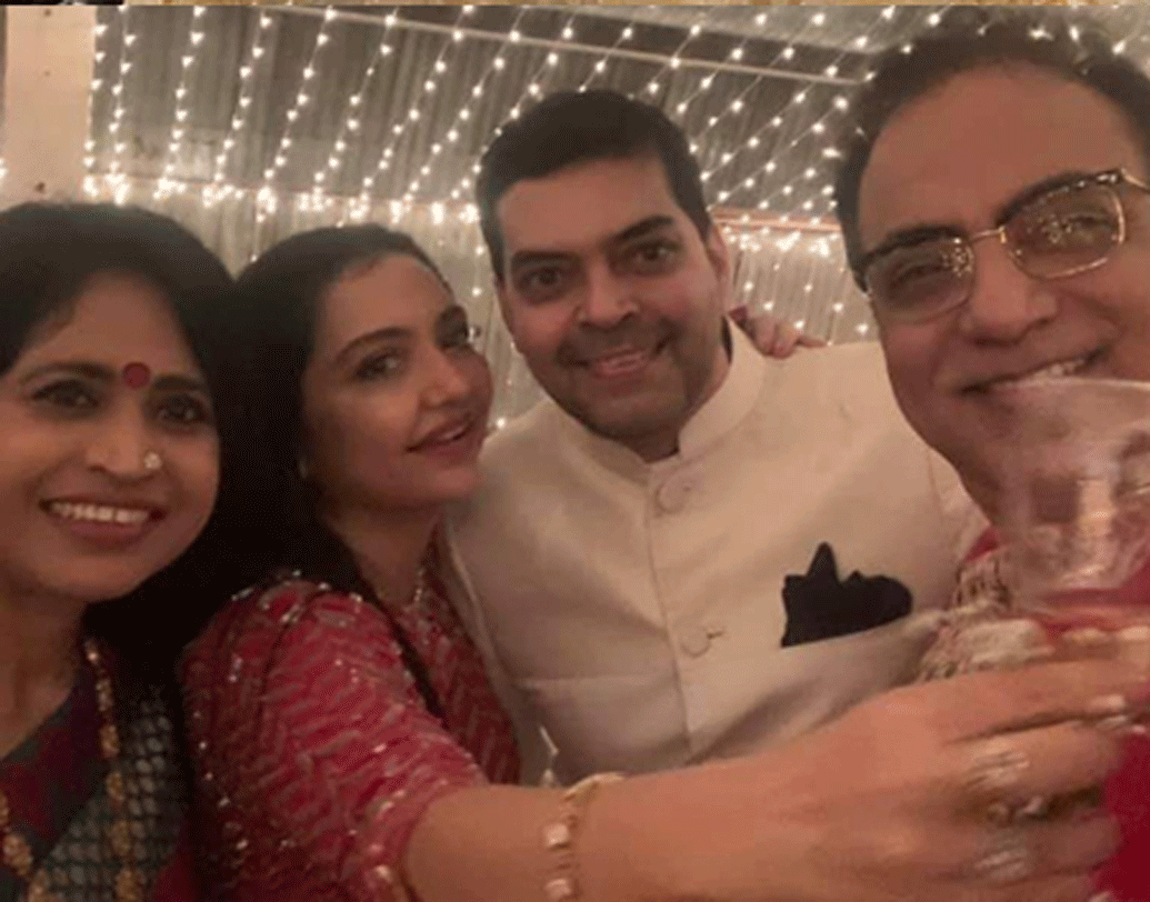 আগেই জুন জানিয়েছিলেন যে, অত্যন্ত ঘরোয়া ভাবে অনুষ্ঠান হবে। তেমনটাই হয়েছে। তবে অনুষ্ঠানে উপস্থিত ছিলেন টলি পাড়ার বহু জনপ্রিয় অভিনেতা-অভিনেত্রী।