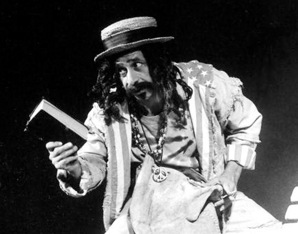 নাসিরুদ্দিন শাহ সে-ই মুষ্টিমেয় কুশীলবদের মধ্যে একজন, যাঁরা মঞ্চ-সহ বিনোদনের বিভিন্ন মাধ্যমে দাপটের সঙ্গে অভিনয় করেছেন। টম অল্টার, বেঞ্জামিন গিলানির সঙ্গে মিলে ১৯৭৭ সালে থিয়েটারের দল শুরু করেন নাসিরুদ্দিন। অভিনয়ের সঙ্গে দেশের প্রথম সারির নাট্যপরিচালকরে মধ্যে নাসির অন্যতম।