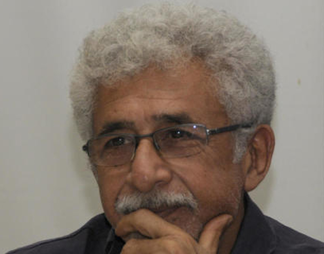 বিয়ের এক বছরের মধ্যেই জন্ম নাসির-পরভিনের মেয়ে হীবার। কিন্তু এরপরেই শুরু টানাপড়েন। বনিবনার অভাব দেখা দেয় দু’জনের সম্পর্কে।  শিশুকন্যাকে নিয়ে লন্ডনে চলে যান পরভিন। জন্মের পর থেকে ১২ বছর অবধি মেয়ের সঙ্গে যোগাযোগ ছিল না নাসিরুদ্দিন শাহের।