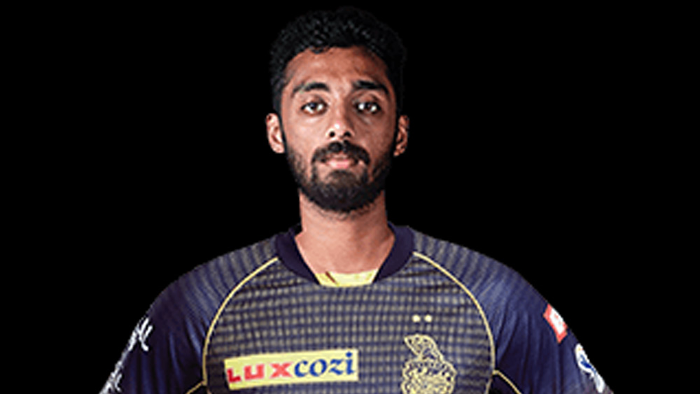 তামিলনাড়ুর অলরাউন্ডার বরুণ চক্রবর্তী গত মরসুমে ছিলেন কিংস ইলেভেন পঞ্জাবে। এ বছর ৪ কোটি টাকার বিনিময়ে তাঁকে নিল কলকাতা নাইট রাইডার্স। রহস্য স্পিনার আইপিএলে কী চমক দেখাতে পারেন, সেটাই দেখার।