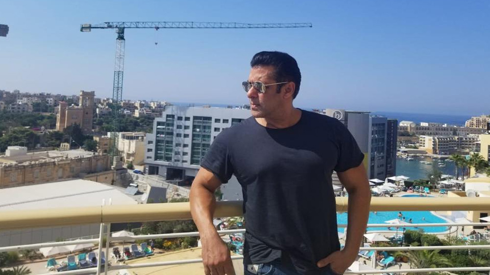 গত তিন বছর তালিকায় সবার উপরে ছিলেন সুপারস্টার সলমন খান। তিনি এ বছর এক ধাক্কায় প্রথম স্থান থেকে দু’ধাপ নেমে তৃতীয় স্থানে আছেন। তাঁর এ বছরের উপার্জন ২২৯.২৫ কোটি টাকা।