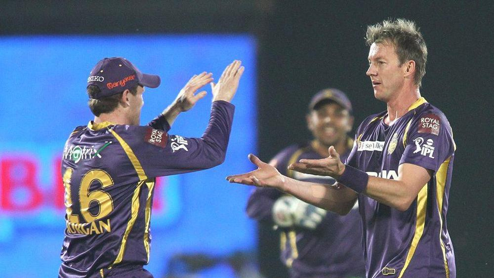 স্কুলে নিখুঁত ভাবে লি-র মতো বল করতেন। কিন্তু কোনও দিনই বোলিংয়ে সেই ধার ছিল না। গতিও কম ছিল। তাই জোরে বোলার হওয়ার স্বপ্ন অঙ্কুরেই বিনষ্ট হয়। তার পরেই অফ স্পিন বল শুরু করেন তিনি।