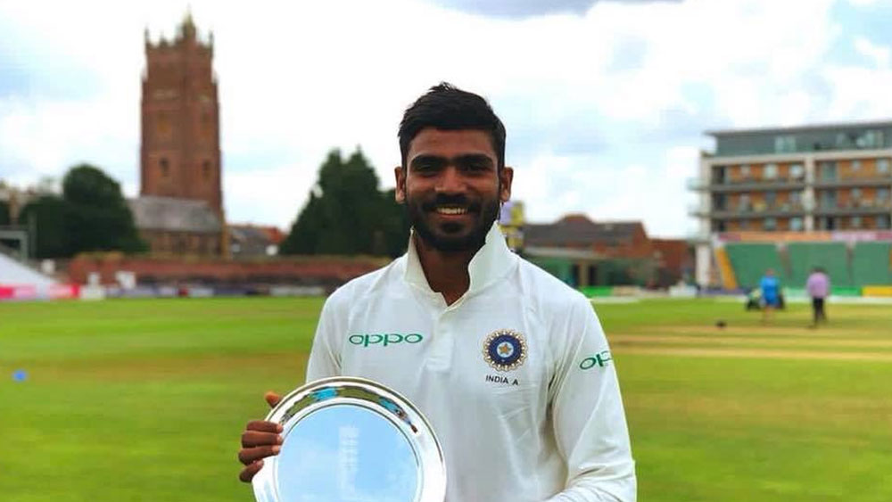 অন্ধ্রপ্রদেশের ঘরোয়া ক্রিকেটে উইকেট কিপার ব্যাটসম্যান হিসেবে বেশ নাম করেছেন কে এস ভরত। ভারতীয় জাতীয় দলের টেস্ট দলেও সম্প্রতি ঋদ্ধিমান সাহার পরিবর্ত হিসেবে তাঁর নাম উঠে আসে। রঞ্জি, দলীপ সর্বত্রই তাঁর রেকর্ড বেশ ভাল। কাজেই এই একাদশে উইকেটের পিছন দিকটি সামলানোর সঙ্গে ব্যাটিংয়েও কিছু রান যোগ করে দিতেই পারেন তিনি।