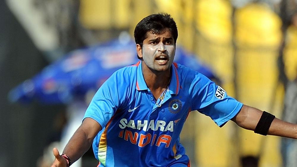 ডানহাতি মিডিয়াম ফাস্ট বোলার হিসেবে বিনয় কুমার এই একাদশে অবশ্যই জায়গা পাবেন। ভারতীয় ক্রিকেট দলের অন্যতম সদস্য হিসেবে তিনি টেস্ট ম্যাচ, একদিনের আন্তর্জাতিক এবং টি-২০ সব স্তরেই খেলছেন। কেকেআর-এর হয়ে খেলার সময় সব ম্যাচে জায়গা না পেলেও সময় মতো নিজের কাজটা ভালই উতরেছেন। তাই বিনয় কুমারও থাকলেন বোলিং স্কোয়াডে।