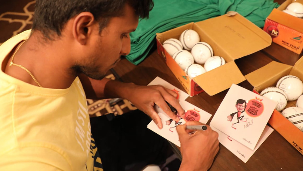 দরিদ্র তামিল পরিবারে নটরাজনের জন্ম ১৯৯১-এর ২৭ মে। তামিলনাড়ুর সালেম থেকে ৩৬ কিলোমিটার দূরে চিন্নপ্পমপট্টিতে। তাঁর বাবা ছিলেন দিনমজুর। মালবাহকের কাজ করতেন শাড়ি তৈরির কারখানায়। মা রাস্তার ধারে এক চিলতে দোকানে খাবার বিক্রি করতেন।