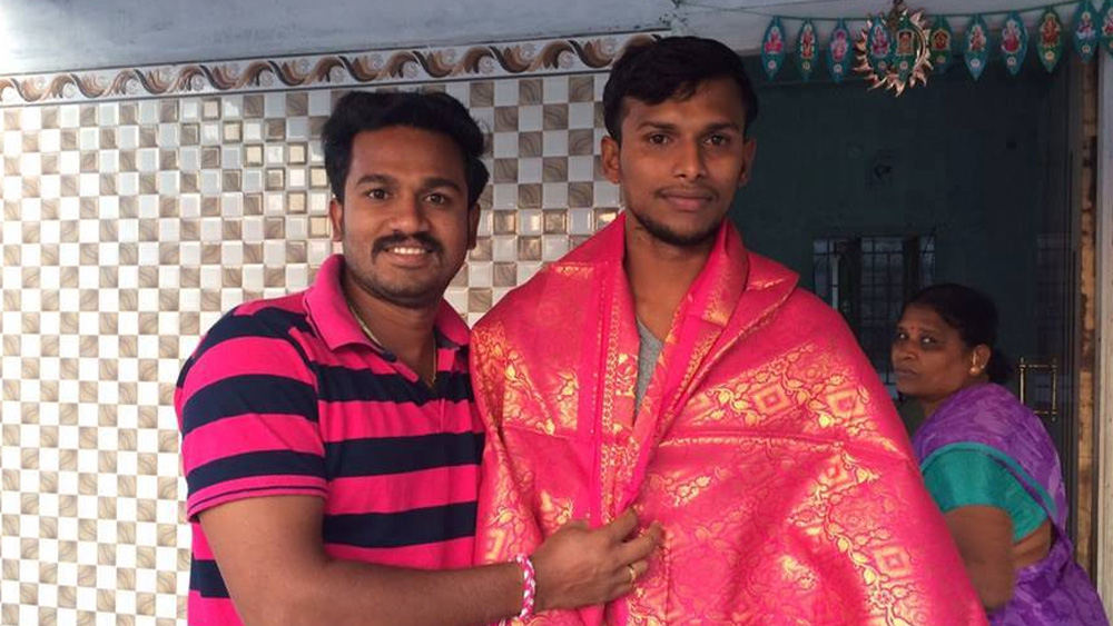 নুন আনতে পান্তা ফুরিয়ে যাওয়ার এ রকম এক পরিবারে নটরাজনের বড় হওয়া পাঁচ ভাইবোনের সঙ্গে। কুড়ি বছর বয়স অবধি তাঁর ক্রিকেটীয় অভিজ্ঞতা বলতে ছিল অলিগলিতে টেনিস বল আর ইটের উইকেট।