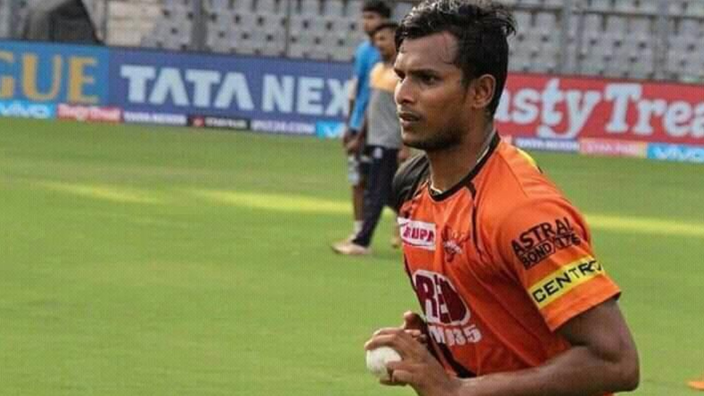 বাঁ হাতি পেসার হিসেবে সুযোগ পান জলি রোভার্স ক্লাবে। এরপর ডাক আসে তামিলনাড়ু প্রিমিয়ার লিগ থেকে। ডিন্ডিগুল ড্রাগনস-এর হয়ে তাঁর পারফরম্যান্স নজর কাড়ে।