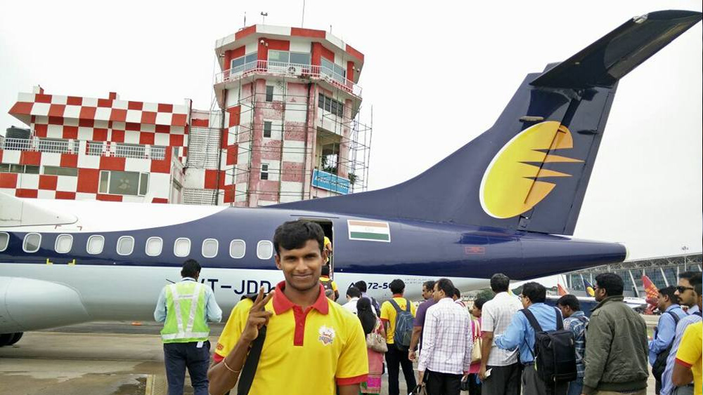 নটরাজন বলেছিলেন, আইপিএল তাঁর জীবন আমূল পাল্টে দিয়েছে। কিন্তু অন্ধকার থেকে আলোয় এসেও সুযোগ কাজে লাগাতে পারেননি তিনি। এ বার কি সুযোগ পেলে নিজের প্রতিভার প্রতি সুবিচার করতে পারবেন তিনি? অপেক্ষায় তাঁর পরিবার। অপেক্ষায় আইপিএল-ভক্তরাও। (ছবি: ফেসবুক)