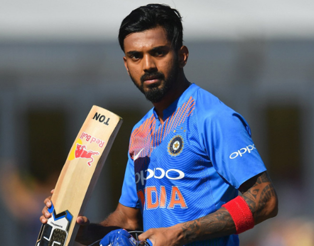 লোকেশ রাহুল: দ্বিতীয় ওয়ানডে ম্যাচে ওয়েস্ট ইন্ডিজের বিরুদ্ধে ১০৪ বলে ১০২ রানের দুরন্ত ইনিংস খেলেন লোকেশ রাহুল। ক্যারিবিয়ানদের বিরুদ্ধে প্রথম ও তৃতীয় টি টোয়েন্টিতে দলের ভরসা হয়ে উঠেছিলেন এই ওপেনার। মুম্বইয়ের তৃতীয় টি টোয়েন্টিতে রাহুল অল্পের জন্য সেঞ্চুরি হাতছাড়া করেছিলেন। প্রথম ওয়ানডে ম্যাচে ব্যর্থ হওয়ার পরে দ্বিতীয় ওয়ানডে-তে রাহুল বিধ্বংসী ফর্মে ধরা দেন।