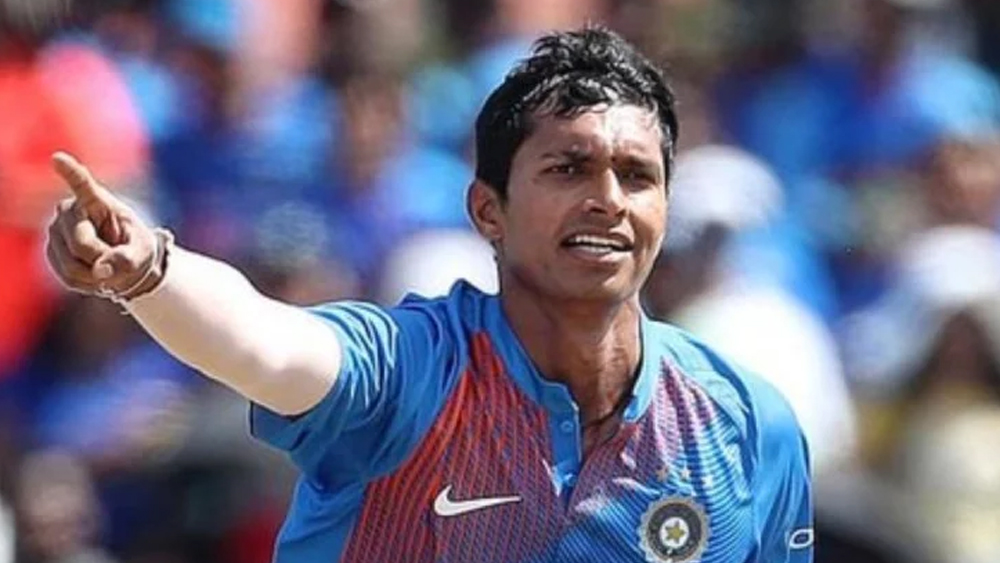 নবদীপ সিংহ: তৃতীয় ওয়ানডে ম্যাচে চোটের জন্য ছিটকে গিয়েছেন দীপক চহার। তাঁর জায়গায় খেলবেন নবদীপ সিংহ। এই পেসার প্রতি ঘণ্টায় ১৪০ কিমি বেগে বল করতে পারেন। কটকে আগুন জ্বালাতে পারেন তিনি।