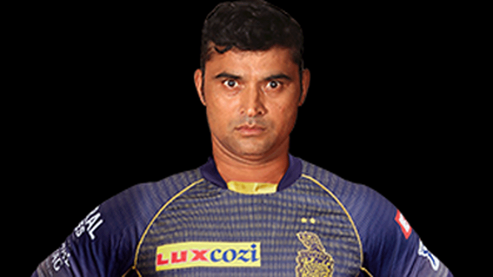 শুধু তাই নয়, এ বারে দলে রয়েছে আরও চমক। বরুণ চক্রবর্তীর মতো তরুণ রহস্য স্পিনারকে যেমন দলে নেওয়া হয়েছে, তেমন আবার মহারাষ্ট্রের প্রবীণ তাম্বের মতো আইপিএলের ইতিহাসে প্রবীণতম ক্রিকেটারকে নিয়েও চমকে দিয়েছে কেকেআর। ৪৮-এর এই স্পিনারকে ২০ লক্ষ টাকার বিনিময়ে দলে নিয়েছে নাইট রাইডার্স।