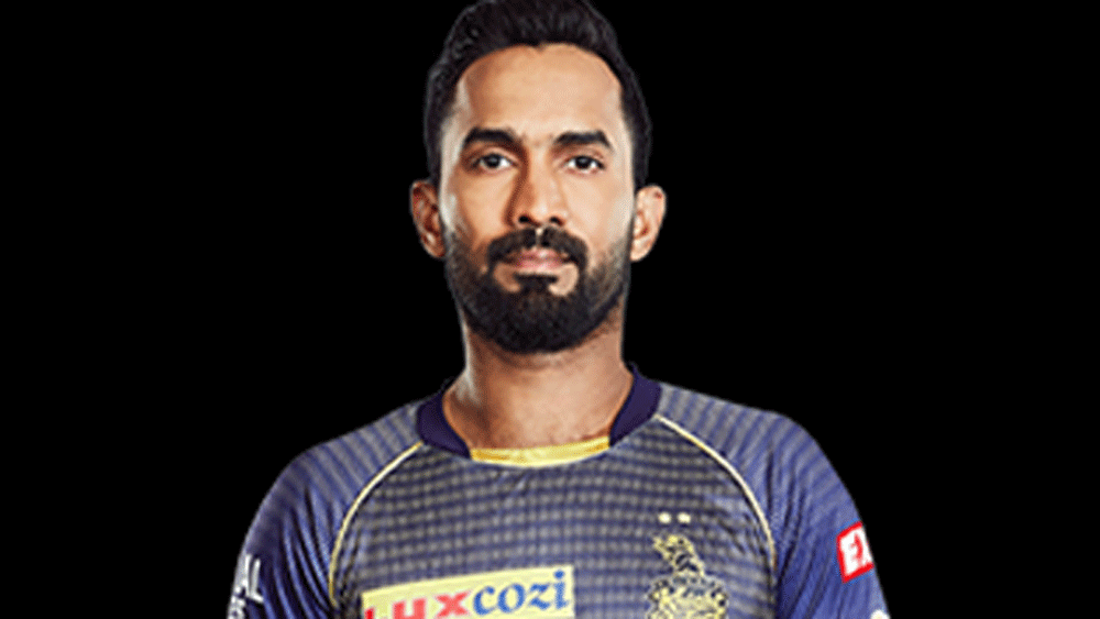 দিনেশ কার্তিক: গত মরসুমের মতো দীনেশ কার্তিক এ বারও কলকাতা নাইট রাইডার্সের অধিনায়ক থাকছেন। ভারতীয় এই উইকেটকিপার-ব্যাটসম্যানের জন্য ৭ কোটি ৪০ লক্ষ টাকা খরচ করেছে শাহরুখের দল। তাঁর দক্ষতা নিয়ে কোনও প্রশ্ন নেই কর্তাদের মনে।