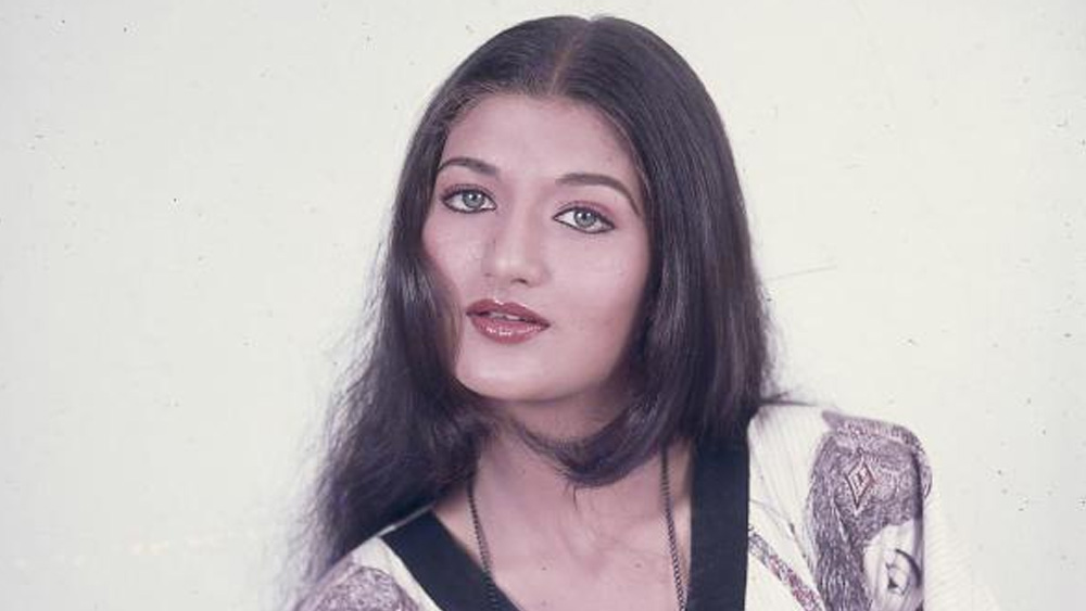 স্ত্রী সন্তানের দায়িত্ব নিতে রাজি ছিলেন না সারিকার বাবা। ফলে সারিকাকে ছোট থেকে অভিনয় শুরু করতে হয়। উপার্জনের চাপে তিনি কোনওদিন স্কুলে যাওয়ার সুযোগ পাননি।