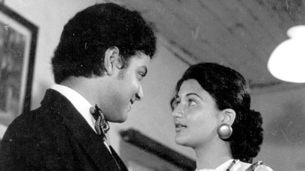 ষাট ও সত্তরের দশকের অনেক ছবিতে সারিকা শিশুশিল্পী হিসাবে অভিনয় করেছিলেন। ১৯৬৭ সালে মুক্তিপ্রাপ্ত সুপারহিট ছবি ‘হমরাজ’-এ নায়িকা ভিমির মেয়ের চরিত্রে অভিনয় করেছিলেন সারিকা। পরে রাজশ্রী প্রোডাকশনের ‘গীত গাতা চল’-এ সচিনের নায়িকা হয়েছিলেন সারিকা। সচিন-সারিকা ছিল বলিউডের অন্যতম জনপ্রিয় জুটি।