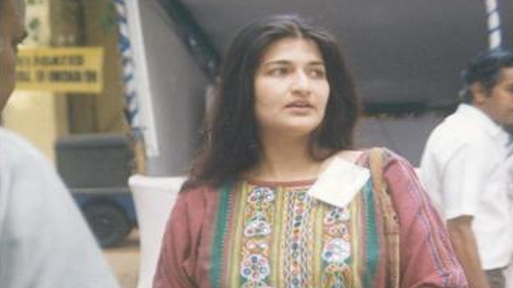 সারিকা যখন একুশ বছরের তরুণী, মায়ের ছত্রছায়া থেকে বেরিয়ে একা থাকতে শুরু করেন। কোনও টাকাপয়সা না নিয়ে একবস্ত্রে ঘর ছেড়েছিলেন তিনি। প্রথম কয়েকদিন নিজের গাড়িতে প্রায় ভবঘুরে জীবন কাটিয়ে ধীরে ধীরে থিতু হন একাকী জীবনে। ঠিক করেন, পজেসিভ মাকে ছাড়া একাই  এগোবেন ইন্ডাস্ট্রিতে।