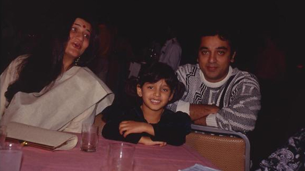 অভিনয় সূত্রেই সুপারস্টার কমল হাসানের সঙ্গে আলাপ সারিকার। ক্রমে আলাপ থেকে প্রণয়। তখন কমল হাসান আর বাণী গণপতির দাম্পত্যের বয়স এক দশকের কাছাকাছি। সব জেনেই কমলের সঙ্গে সম্পর্কে জড়িয়ে পড়েন সারিকা। দু’জনের কেউ তাঁদের সম্পর্ক গোপনও করেননি।