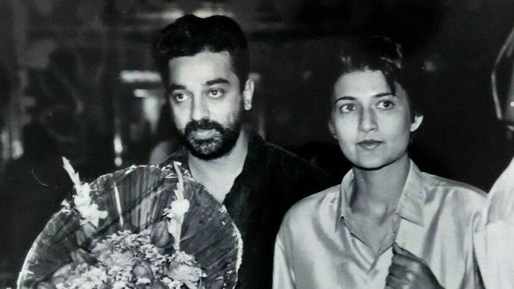 এ দিকে বাণী গণপতির সঙ্গে বিচ্ছেদ হয়নি, অন্যদিকে সারিকার সঙ্গে লিভ ইন শুরু করে দেন কমল হাসান। তাঁদের প্রথম সন্তান শ্রুতির জন্ম ১৯৮৬ সালে। তারও দু’বছর পরে কমল হাসান সারিকাকে বিয়ে করেন। তখনও প্রথম স্ত্রী বাণীর সঙ্গে বিচ্ছেদ হয়নি কমলের।