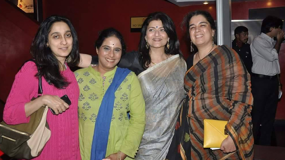 অন্যদিকে, সারিকা থেকেছেন একাই। কমলকে বিয়ের পরে তিনি অভিনয় ছেড়ে দিয়েছিলেন। সিঙ্গল মাদার হিসেবে জীবনের দ্বিতীয় পর্বে আবার নতুন করে অভিনয়ের ইনিংস শুরু করেন। অভিনেত্রী হিসেবে দ্বিতীয় ইনিংসেই তিনি বেশি সফল।