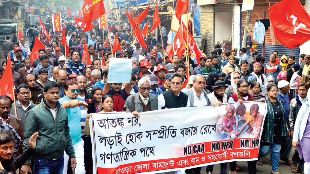 পায়ে পায়ে: সংশোধিত নাগরিকত্ব আইন এবং এনআরসি-র বিরুদ্ধে বামেদের মিছিল। রবিবার হাওড়ায়। নিজস্ব চিত্র