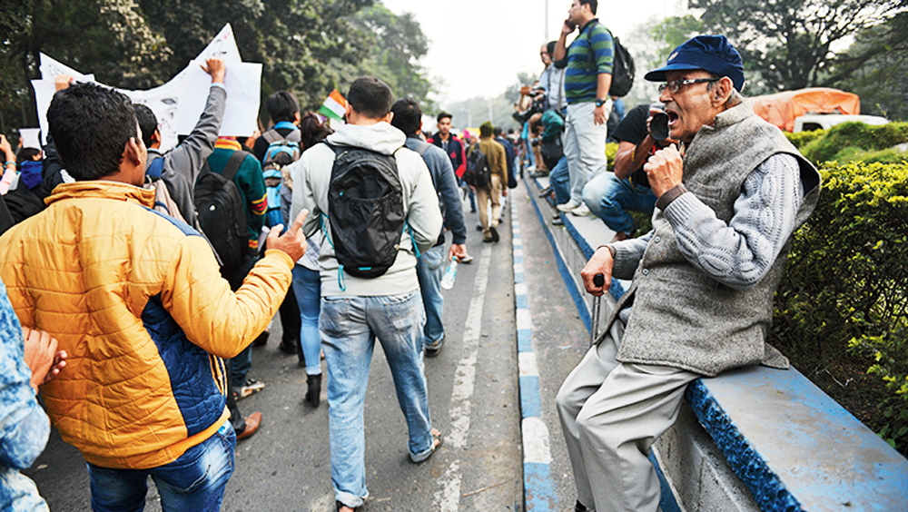 উৎসাহী: শনিবারের প্রতিবাদী মিছিলে সমর বাগচী। নিজস্ব চিত্র