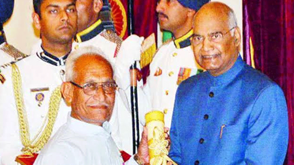 জৈব সার তৈরি করে সব্জি ফলিয়ে বছরে ব্যবসার প্রসারও যেমন ঘটল, তেমনই চাষে নতুন পথ দেখিয়ে সরাসরি রাষ্ট্রপতির হাত থেকে পদ্মশ্রী পুরস্কার নিয়ে গোটা গ্রামের মান বাড়ালেন হুকুমচাঁদ।