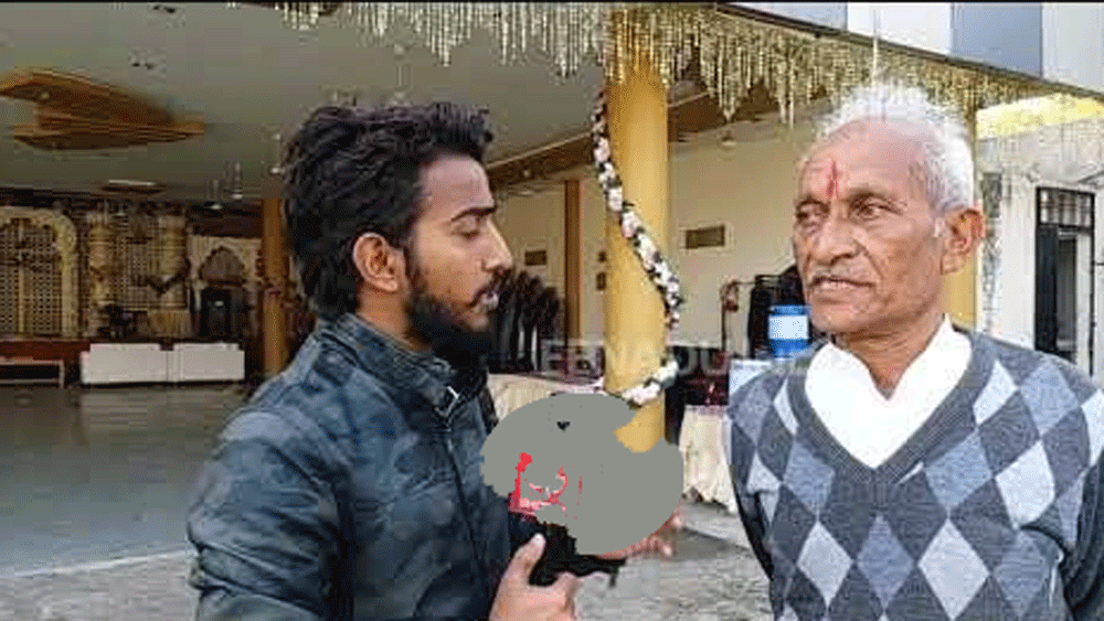 এই জমিতেই রসুন, মেথি, ধনে-সহ নানা রকম সব্জি চাষ করলেন। পরিবারের দাবি, দীর্ঘদিন ধরে রাসায়নিক সারের সব্জি খাওয়ার ফলে গবাদি পশুরাও অসুস্থ হয়ে পড়ছিল।