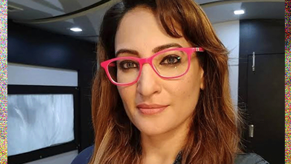 প্রথম পক্ষের স্ত্রীর দুই সন্তানও ছিল। এ সব জানার পর যেন মাথায় আকাশ ভেঙে পড়ে পরিবারের মাথায়। এমন ছেলের সঙ্গে মেয়ের বিয়ে! কখনও নয়, রক্সন্দাকে জানিয়ে দিয়েছিল পরিবার।