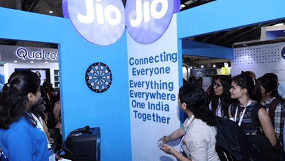 আর জিয়ো ফোন গ্রাহকেরা পাবেন, আনলিমিটেড ভয়েস কল, প্রতিদিন ০. ৫ জিবি ডেটা, এসএমএস এবং জিয়ো অ্যাপ।