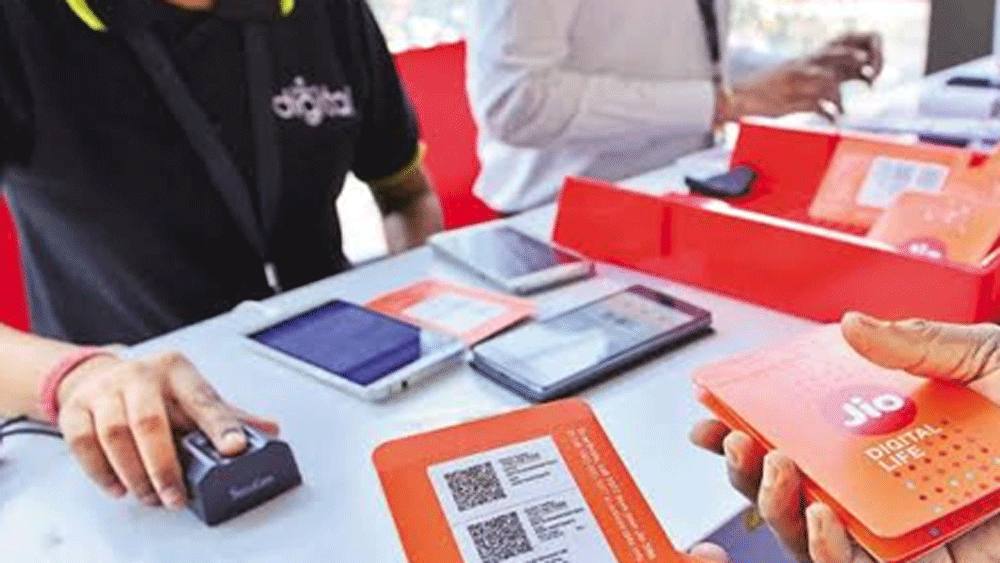 এছাড়া একটা জিয়ো ফোনও বিনামূল্যে পাচ্ছেন তাঁরা। এই অফার ২৪ ডিসেম্বর থেকে শুরু হয়ে গিয়েছে। জিয়োর তরফে জানানো হয়েছে, এটা লিমিটেড পিরিয়ড অফার। তবে কতদিন পর্যন্ত অফারটা থাকবে তা জানায়নি জিয়ো।