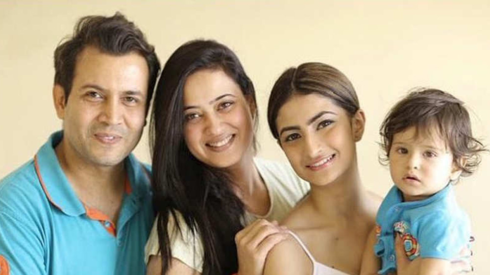 তিন বছর প্রেমের পরে ২০১৩ সালে অভিনেতা অভিনব কোহালিকে বিয়ে করেন শ্বেতা। তিন বছর পরে জন্ম হয় তাঁদের ছেলে রেয়াংশের। শ্বেতার প্রথম পক্ষের মেয়ে পলকও থাকতেন তাঁদের সঙ্গেই।