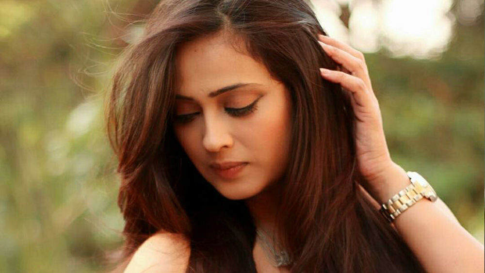 পরে শ্বেতা নিজের বক্তব্য পরিবর্তন করেন। জানান, তাঁকে মারধর না করলেও মানসিক নির্যাতন করতেন অভিনব। প্রথমে চুপ থাকলেও পরে এই প্রসঙ্গে মুখ খোলেন তরুণী পলকও।