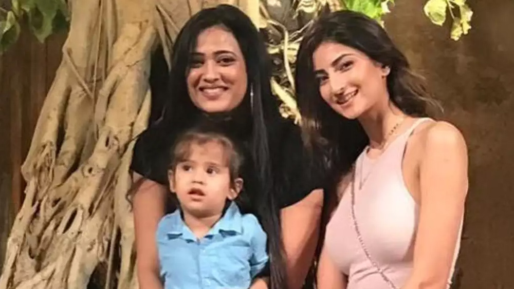 দু’টি ব্যর্থ দাম্পত্য নিয়ে কি তিনি বিব্রত? পর্দার প্রেরণার কথায়, ‘‘দ্বিতীয় বিয়ে বলে কোনও সমস্যা হবে না, এমন কি কোথাও লেখা আছে? আমি অন্তত সাহস দেখিয়ে প্রতিবাদ করেছি। জানিয়ে দিয়েছি, ওর (অভিনব) সঙ্গে আর ঘর করব না। আমার সন্তানদের যাতে ভাল হয়, সেটাই করেছি। লোকে কী বলবে, তার ভয় পাই না।’’  (ছবি:ফেসবুক)