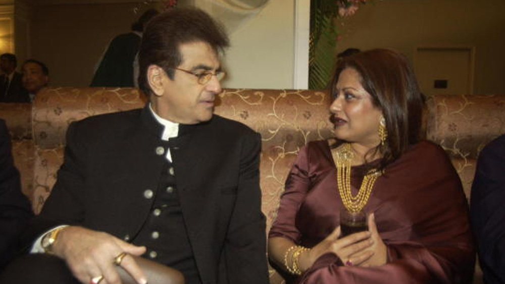 জিতেন্দ্রর সঙ্গে শ্রীদেবী, জয়াপ্রদার অনস্ক্রিন রসায়ন ছিল বক্স অফিসে চূড়ান্ত সফল। পাশাপাশি, রীনা রয়, নীতু সিংহ, হেমা মালিনী, সুলক্ষণা পণ্ডিত, বিন্দিয়া গোস্বামী, রেখা, মৌসুমী চট্টোপাধ্যায়ের সঙ্গে জুটি বেঁধেও তিনি সফল ছবি উপহার দিয়েছেন।