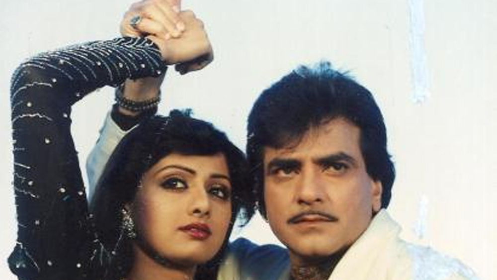 এ দিকে জিতেন্দ্রর জীবনে ইন্ডাস্ট্রিতে আরও অনেক সম্পর্ক গড়ে ওঠে। হেমা মালিনীর সঙ্গে তাঁর অন্তরঙ্গ বন্ধুত্ব ছিল। ধর্মেন্দ্র বিয়ের জন্য রাজি হচ্ছিলেন না। আবার শোভা-জিতেন্দ্র সম্পর্কেও টানাপড়েন ছিল। এ রকম একটা পরিস্থিতিতে জিতেন্দ্র-হেমা বিয়ে নাকি প্রায় হয়েই যাচ্ছিল।