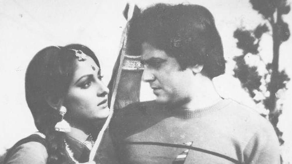 পরে জয়াপ্রদার সঙ্গেও জিতেন্দ্রর সম্পর্ক নিয়ে গসিপ গুঞ্জরিত হয়। শোনা যায়, শ্রীদেবীকে দেখানোর জন্য জয়াপ্রদাকে নায়িকা হিসেবে তুলে ধরেছিলেন জিতেন্দ্র। তিনি নিজে জয়াপ্রদাকে বেশি গুরুত্ব না দিলেও জয়াপ্রদা নাকি মরিয়া ছিলেন জিতেন্দ্রকে পেতে।