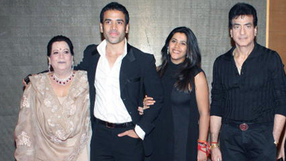 এত ওঠাপড়া সত্ত্বেও জিতেন্দ্র-শোভা দাম্পত্য অটুট। তাঁদের ছেলে তুষার এবং একতা তুলে নিয়েছেন বাবার রেখে দেওয়া ব্যাটন। প্রযোজনার ক্ষেত্রে একতা নিজেই এখন প্রতিষ্ঠান। বাবার মতো সফল না হয়েও তুষার ইন্ডাস্ট্রিতে নিজের জায়গা করে নিয়েছেন নিজের মতো করেই।