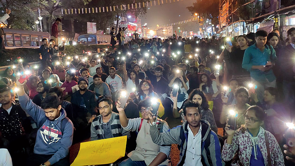 প্রতিবাদ:শ্যামবাজার মোড়ে প্রেসিডেন্সি বিশ্ববিদ্যালয়ের পড়ুয়া ও শিক্ষকদের অবস্থান। ছবি: ঋজু বসু