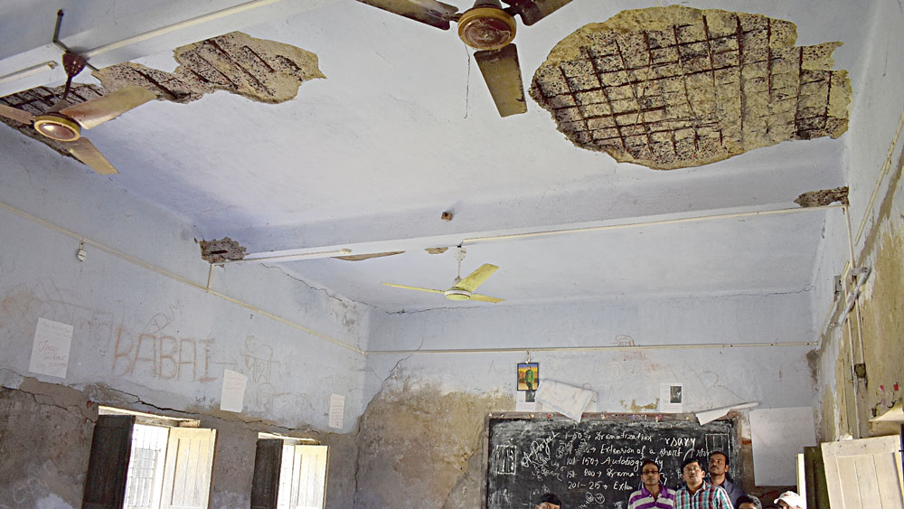 বেহাল: হিঙ্গলগঞ্জের স্কুলের পরিস্থিতি। নিজস্ব চিত্র