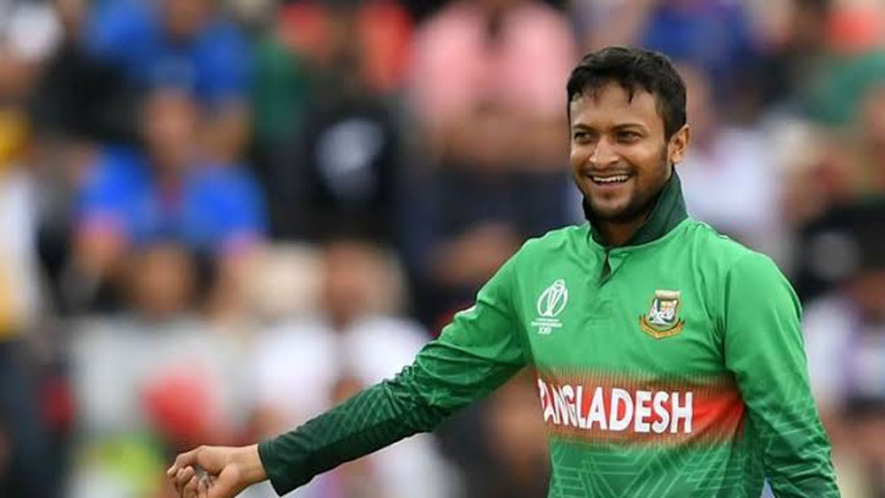 শাকিব অল হাসান: ভারতীয় বুকির তাঁকে দেওয়া প্রস্তাবের কথা কর্তৃপক্ষকে না জানানোয়, আন্তর্জাতিক ক্রিকেট কাউন্সিল দু’বছরের জন্য নির্বাসিত করেছে। তবে সব কিছু ঠিকঠাক চললে এক বছরের মধ্যেই নির্বাসন উঠে যেতে পারে বিশ্বের অন্যতম সেরা এই অলরাউন্ডারের। তা সত্ত্বেও শাকিবকে বিশ্বের সেরা একাদশের তালিকা থেকে বাদ দেওয়া যায় না। চলতি বছরে মোট ১১টা ওয়ানডে ম্যাচে তাঁর রান ৭৪৮ এবং উইকেট নিয়েছেন ১৩টি। বিশ্বকাপে প্রায় একার হাতে টেনেছেন বাংলাদেশ দলকে।