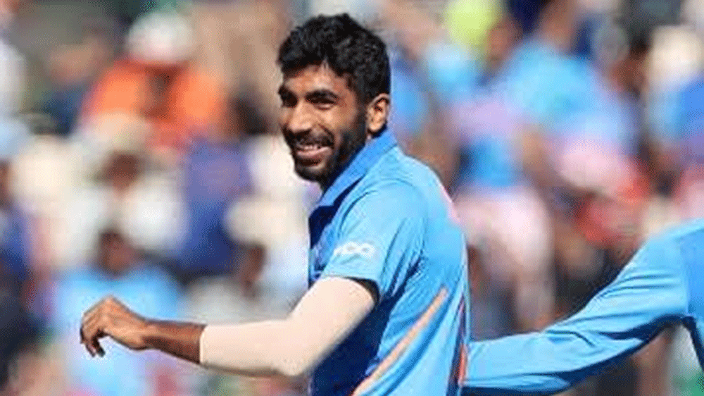 যশপ্রীত বুমরা: নতুন বছরেই দেশের জার্সিতে মাঠ কাঁপাতে প্রত্যাবর্তন হতে চলেছে বুমরার। আইসিসি তালিকায় সেরা এই ভারতীয় বোলার চোটের কারণে মাঠের বাইরে রয়েছেন বেশ কয়েক দিন। এখনও পর্যন্ত মোট ৫৮টি ওয়ানডে ম্যাচ খেলে ১০৩টি উইকেট নিয়েছেন তিনি। আইসিসি র‌্যাঙ্কিংয়ের এক নম্বর বোলারকে কী বর্ষসেরা একাদশ থেকে বাদ দেওয়া যায়!